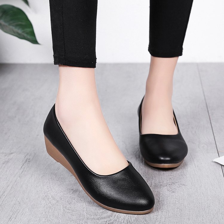 Autumn Korean style shallow mouth small slope heel peas shoes